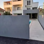 Star With Pool *