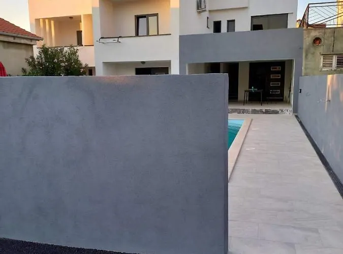 Star With Pool *